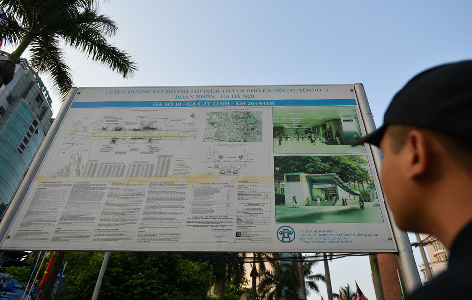 Chặn một chiều đường Cát Linh, xe cộ ùn ứ giờ cao điểm